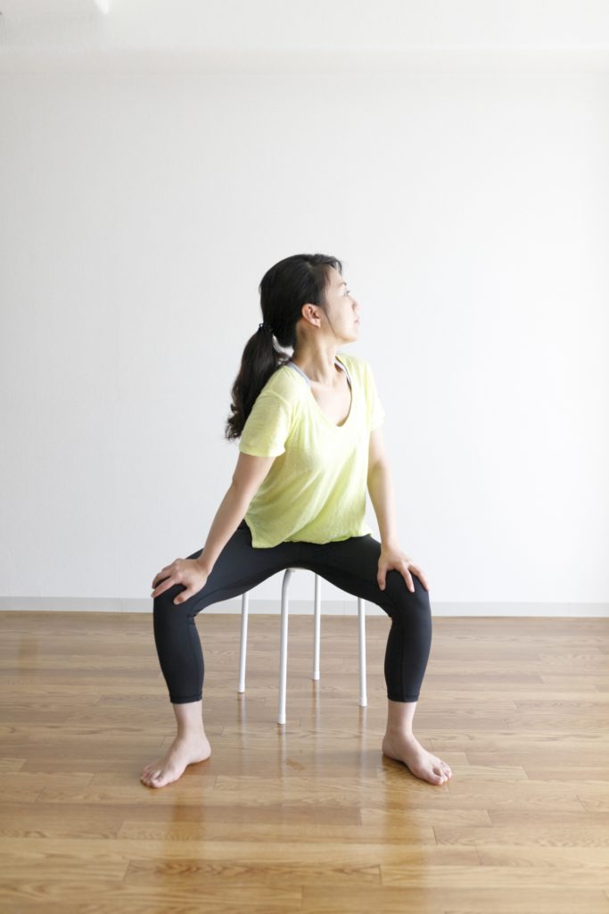 座ったままねじれストレッチ